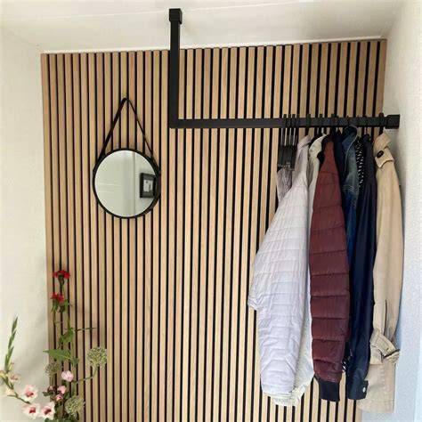 Foto: voorbeelden van kapstokken boven radiator in een kleine hal