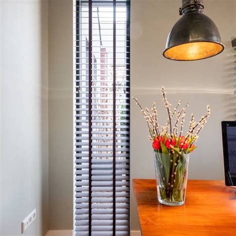 Illustratie van een woonkamer met houten jaloezieën die zorgen voor een warme sfeer