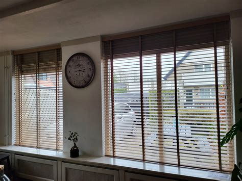 Collage van verschillende ladderbanden en ladderkoorden op houten jaloezieën