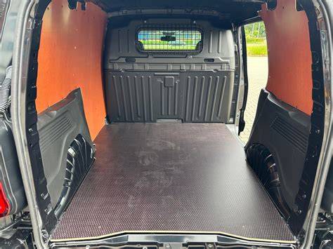 Infographic: montage van vloerplaat in Peugeot Partner