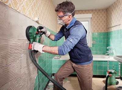 Voorbereiding van een muur: schuren, vullen en voorstrijken