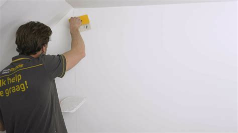 Gedetailleerde illustratie van het aanbrengen van de eerste baan behang met behulp van een schietlood