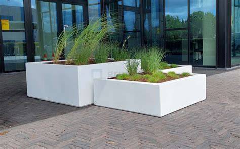 Afbeelding: Betonnen plantenbakken en stapelblok-constructies