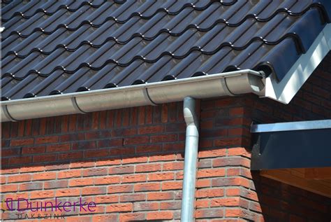 Illustratie van de natuurlijke patina op een zinken dakgoot