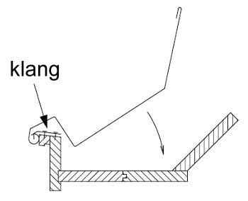 Detail van de montage van een zinken dakgoot met klangen