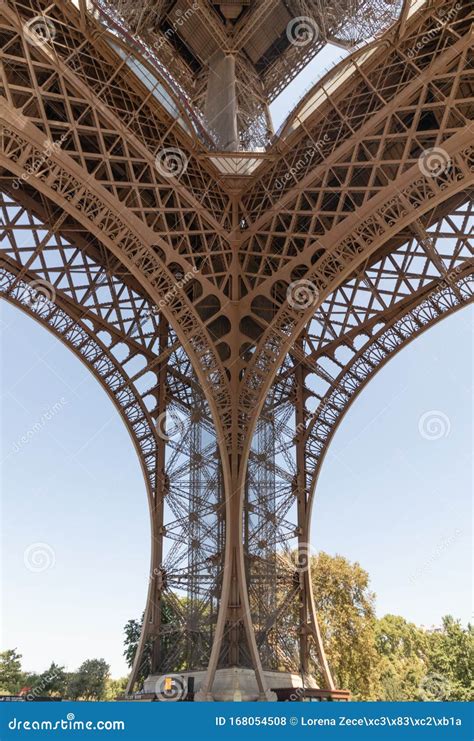 Gedetailleerde dwarsdoorsnede van de fundering en de onderste structuur van de Eiffeltoren.