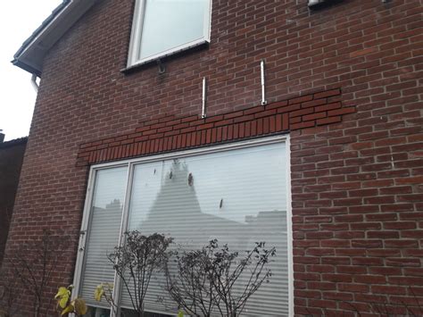 Voorbeeld van een correct aangebrachte voeg tussen gevelprofielen