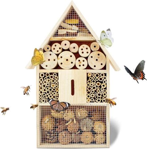 Illustratie van een divers insectenhotel met verschillende compartimenten voor diverse insectensoorten.