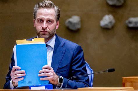 Infographic: Tijdlijn mondkapjesdeal en betrokkenheid Hugo de Jonge