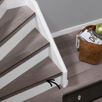 Illustratie van Flexxstairs trapprofielen en Flexxfloors PVC-stroken naast elkaar, symboliserend een doe-het-zelf traprenovatie.