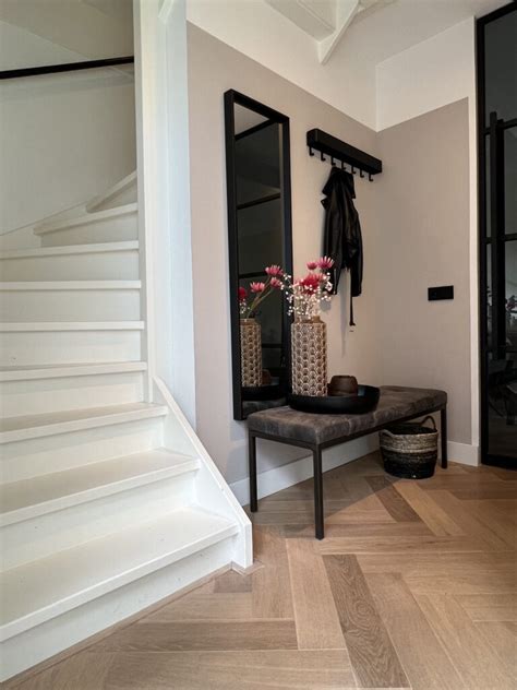 Foto van een geschuurde en geverfde trap, klaar voor de volgende stap van de renovatie.