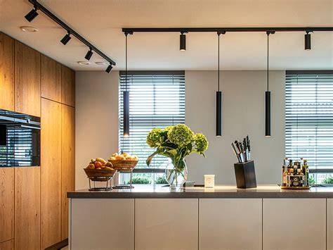 Infographic: Overzicht van moderne keuken plafondverlichting opties (hanglampen, downlights, profielspots)