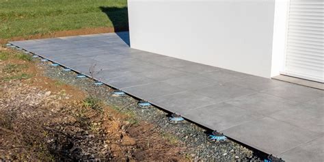 Een afbeelding van een terras dat is aangelegd met Castelvetro Evolution BLACK tegels, om de visuele impact in een buitenomgeving te tonen.