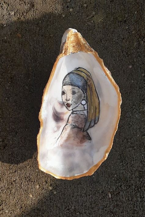 Detail: beschilderde oester met parelmoerwit en zilveren accenten