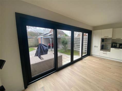 Interieurfoto van een woning met nieuwe, strak geplaatste kozijnen.