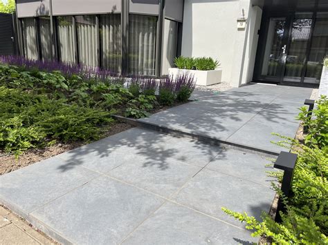 Showtuin met 2000m2 bestrating, keramische en natuursteen tegels