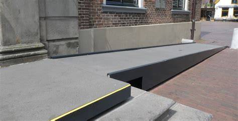 Foto van een architectonische betonnen hellingbaan met duidelijke textuur