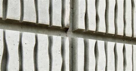 Detail van NOEplast structuurmatten toegepast in een betonnen wand