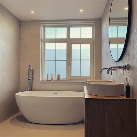 Voorbeeld van een badkamerwand afgewerkt met beton ciré