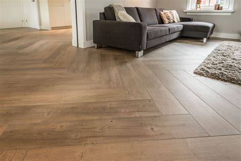 Illustratieve afbeelding: keramisch parket visgraat patroon en normale parketlook