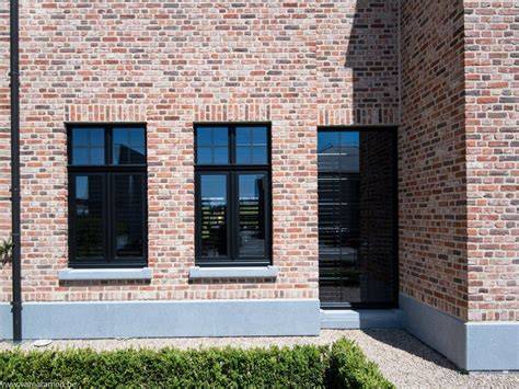 Zwart metselwerk erker met zwarte kozijnen en glazen details in een moderne woning