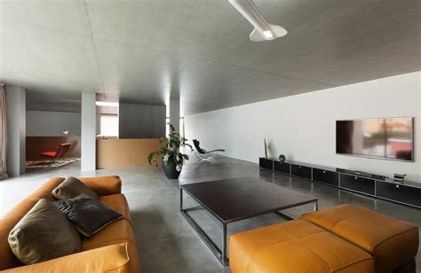 Voorbeeld van een gepolijste betonvloer in een moderne woonkamer