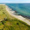 Dronebeelden van de uitgestrekte zandstranden en de duinen van Les Landes.