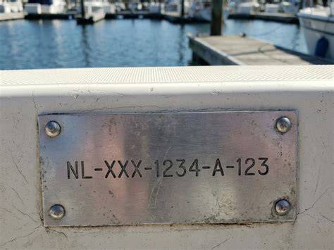 Brandmerk op een schip: uniek identificatienummer zichtbaar op een zichtbare plek