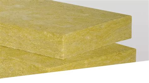 Een assortiment aan diverse isolatiematerialen, waaronder glaswol, steenwol en isolatieplaten.