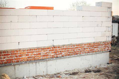 Grondwerk en fundering voor een cellenbeton muur