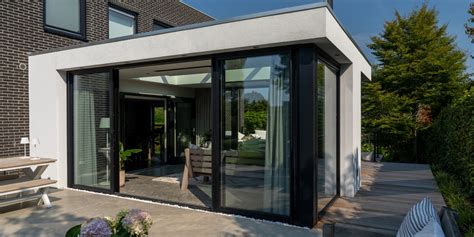 Illustratie van een moderne serre aanbouw aan een woning
