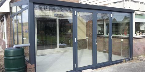 Vergelijking van een prefab serre en een op maat gemaakte serre