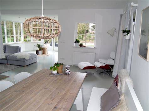Voorbeeld: grijze gietvloer in een Scandinavisch interieur