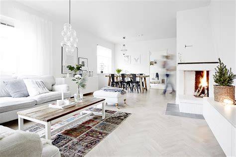 Foto: Scandinavisch woonkamer met lichte houtaccenten en laag meubel