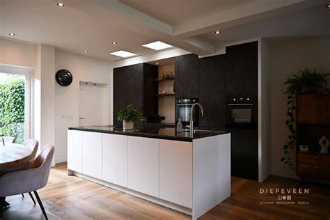Foto van betegelde badkamer en keuken