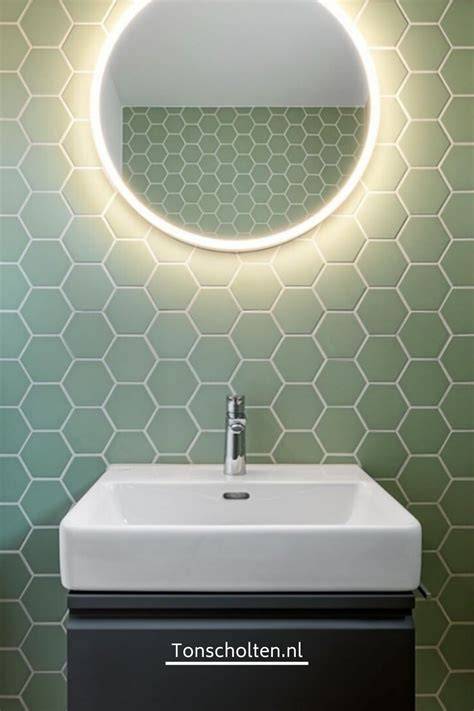 Groene hexagon tegels in moderne badkamer