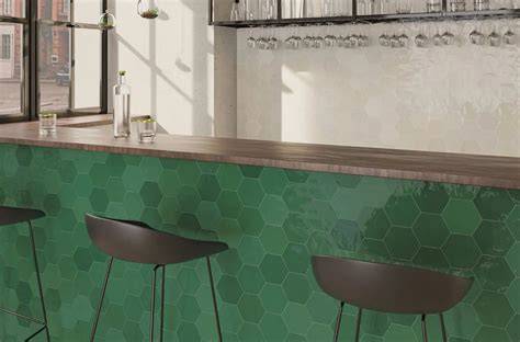 Groene wandtegels in visgraat en hexagon patronen