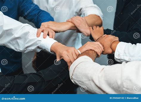 Een voorbeeld van een team dat samenwerkt aan een stucproject.