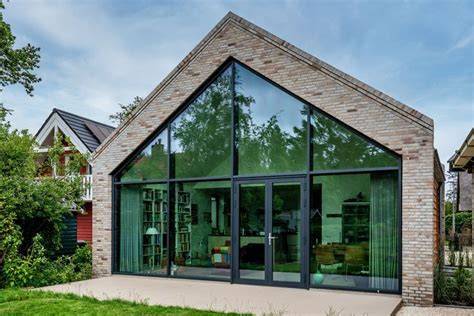 Nieuwe glazen gevel met binnenzicht op de gewelven van Buitenhof