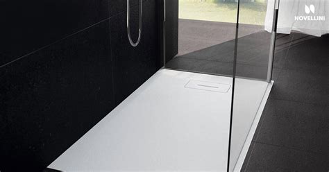 Afbeelding van de Novellini Novosolid douchebak met een focus op de textuur van het composietmateriaal en de gelcoating.