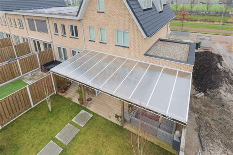 Voorbeeld van een terrasoverkapping met polycarbonaat kanaalplaten