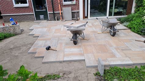 Afbeelding die verschillende soorten tuinbestrating en bijbehorende tuinontwerpen toont.