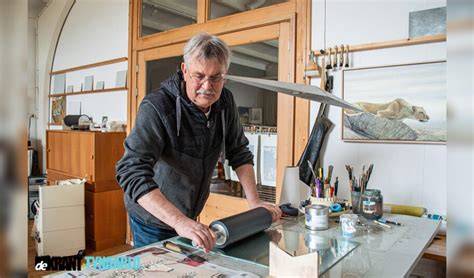 Foto van Erik van Ommen aan het werk met telescoop en schildersezel in Atelier Brink 2