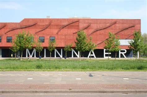 Beeld van de MINNAERT-letters en de rode gevel van het Minnaertgebouw
