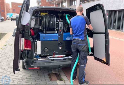 Afbeelding van een riool hogedruk machine die wordt gebruikt om een verstopping te verhelpen.