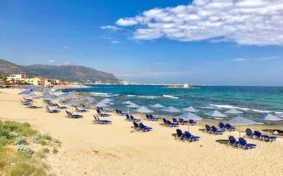 Direct aan het privé zandstrand van Lara Beach, met ligbedden en parasols