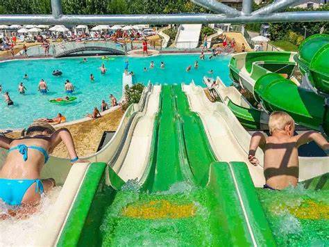 Aquapark met tien waterglijbanen en kinderbadjes