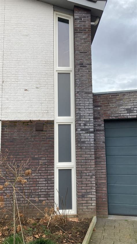 Inspiratiebeeld: moderne buitengevels met grijstinten en contrasterende kozijnen