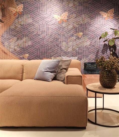 Afbeelding: sloophout behang en warme tinten