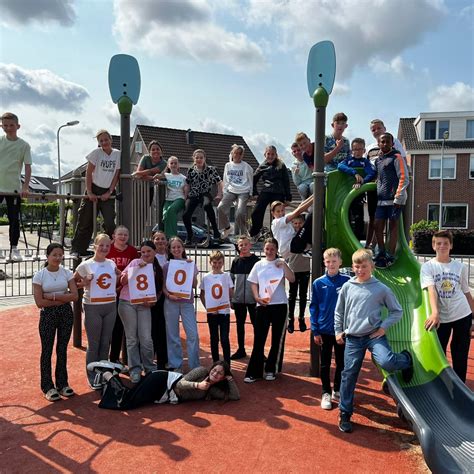 Foto van Cornelis Zeemanschool met mozaïek UK 284 aan kopgevel